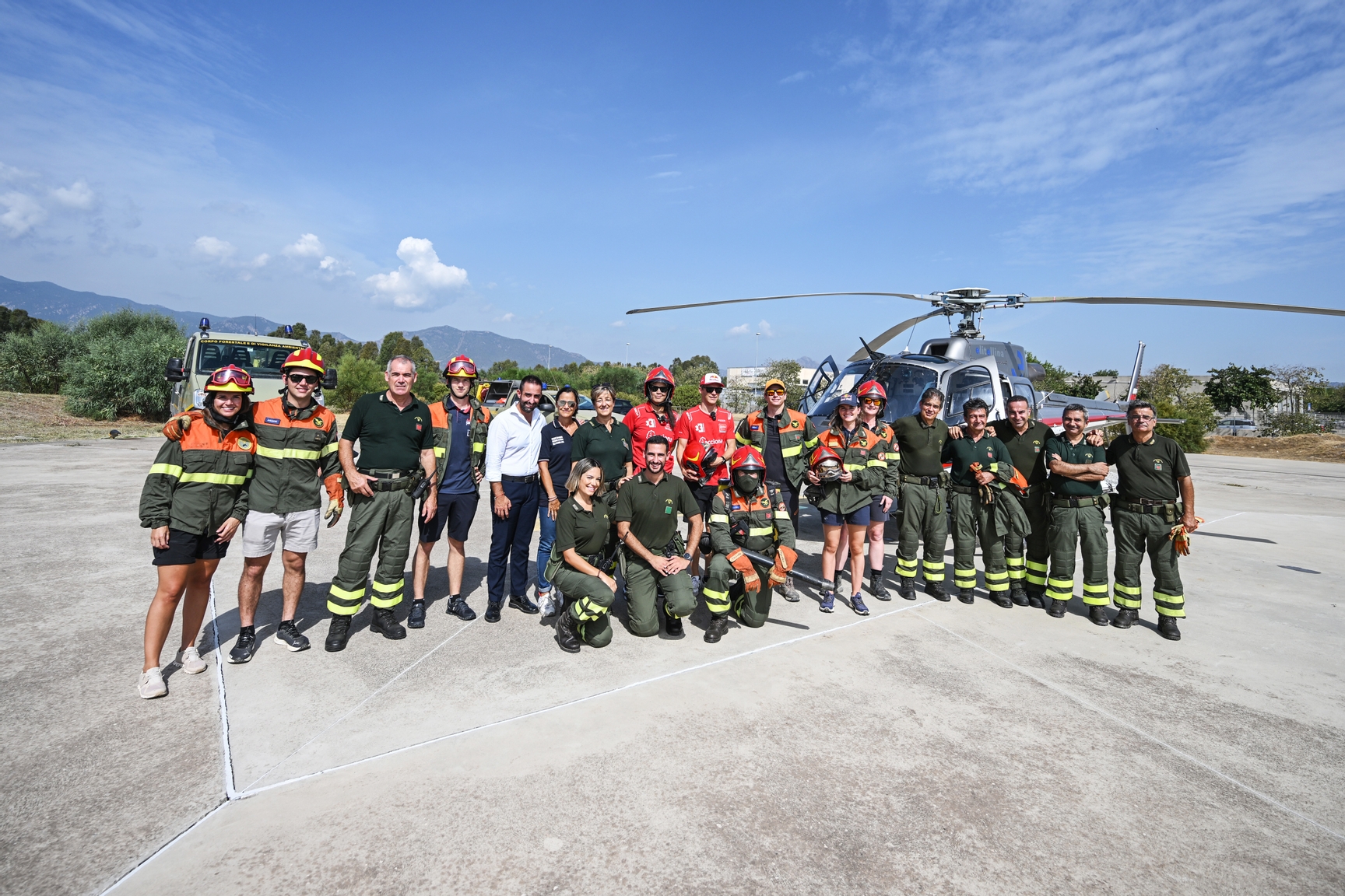 CAPO TEULADA, SARDINIA, ITALY - SEPTEMBER 14: The Extreme E drivers and personnel pose with members of the fire service during the Island X-Prix II on September 14, 2023 in Capo Teulada, Sardinia, Italy. (Photo by Simon Galloway / LAT Images)