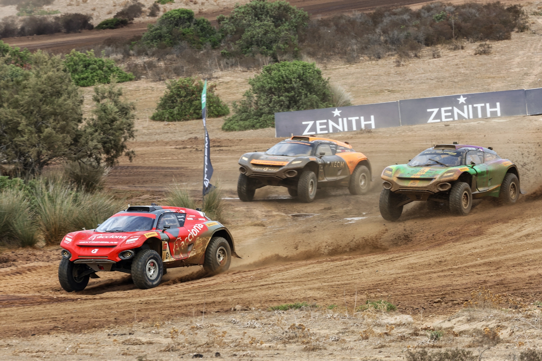 CAPO TEULADA, SARDINIA, ITALY - SEPTEMBER 16: Laia Sanz (ESP) / Mattias Ekstrom (SWE), Acciona | Sainz XE Team, leads Cristina Gutierrez (ESP) / Fraser McConnell (JAM), X44 Vida Carbon Racing, and Tamara Molinaro (ITA) / Tanner Foust (USA), NEOM McLaren Extreme E during the Island X-Prix II on September 16, 2023 in Capo Teulada, Sardinia, Italy. (Photo by Colin McMaster / LAT Images)