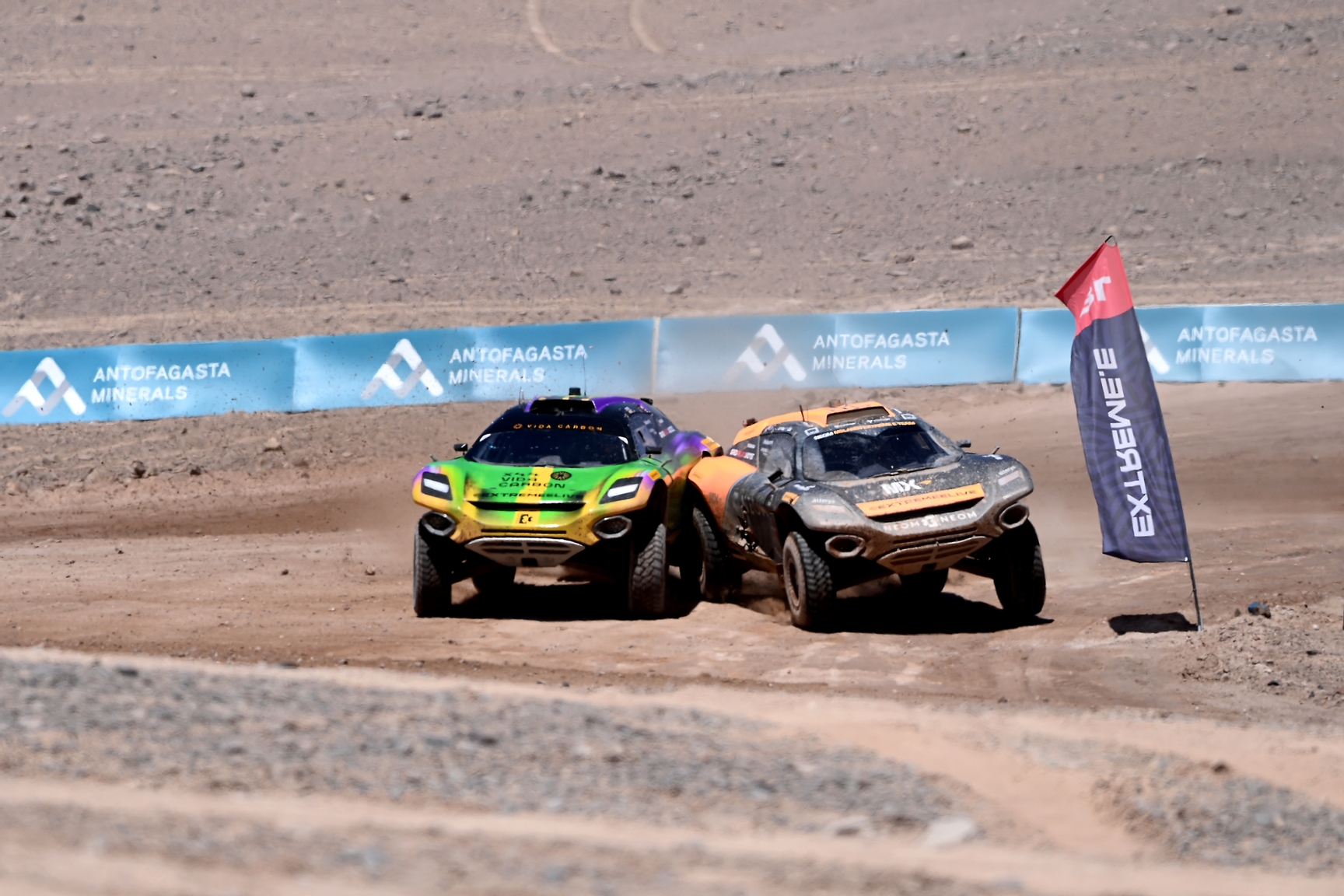 Emma Gilmour (NZL) / Tanner Foust (USA), NEOM McLaren Extreme E, leads Cristina Gutierrez (ESP) / Sebastien Loeb (FRA), Team X44