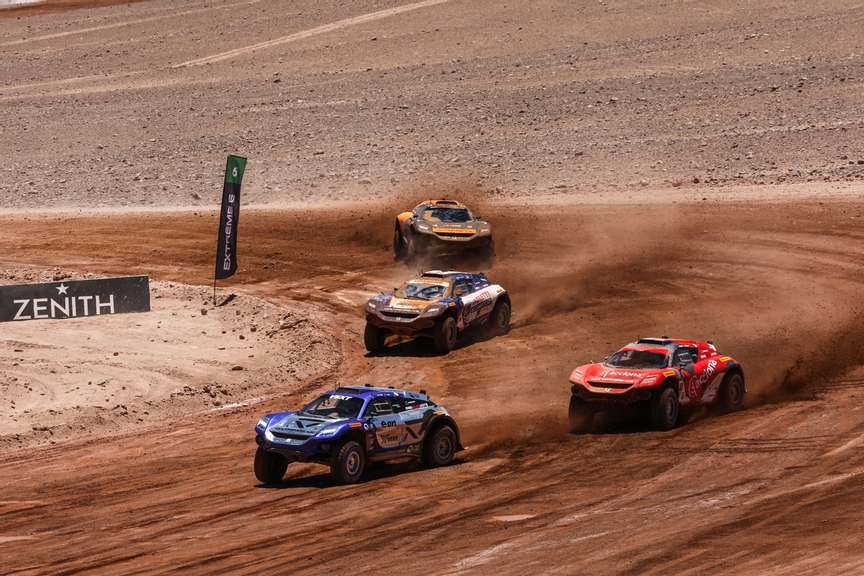 DECEMBER 02: Molly Taylor (AUS) / Kevin Hansen (SWE), Veloce Racing, leads Laia Sanz (ESP) / Mattias Ekstrom (SWE), Acciona | Sainz XE Team, Catie Munnings (GBR) / Timmy Hansen (SWE), Andretti Altawkilat Extreme E, and Hedda Hosas (NOR) / Tanner Foust (USA), NEOM McLaren Extreme E during the Copper X-Prix, Chile on December 02, 2023. (Photo by Colin McMaster / LAT Images)