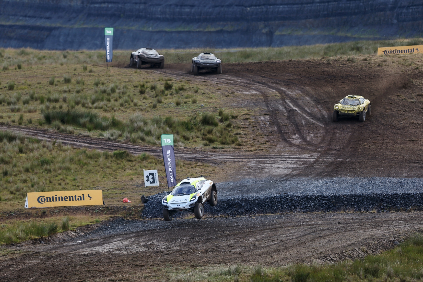 DUMFRIES AND GALLOWAY JULY 14: Amanda Sorensen (USA) / Andreas Bakkerud (NOR), JBXE, leads Klara Andersson (SWE) / Timo Scheider (DEU), SUN Minimeal Team during the Hydro X-Prix on July 14, 2024 in Dumfries and Galloway. (Photo by Dom Romney / LAT Images)