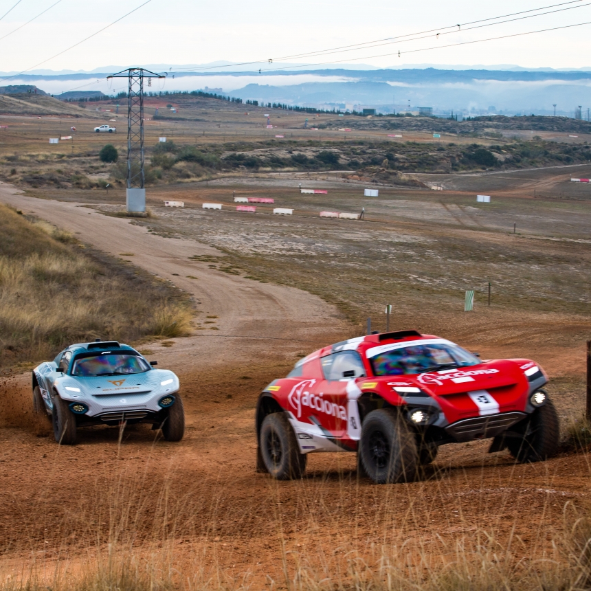|Photographer: Eder Fernandez|Event: Preseason Testing|Circuit: MotorLand Aragon|Location: Alcaniz|Series: Extreme E|Country: Spain|Season: 2020|Keyword: 2020|Team: ABT Cupra XE|Team: Acciona Sainz XE Team|Car: Spark ODYSSEY 21|Car: Spark ODYSSEY 21|Driver: Mattias Ekstrom|Driver: Claudia Huertgen|Driver: Carlos Sainz|Driver: Laia Sanz|