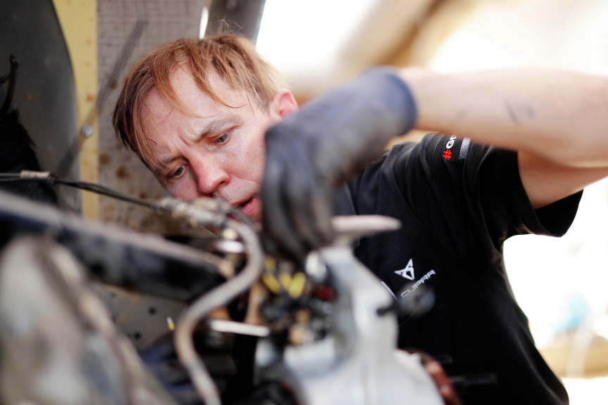 ALULA, SAUDI ARABIA - APRIL 03: Mattias Ekstrom (SWE), ABT CUPRA XE, works on his car during the Desert X-Prix at AlUla on April 03, 2021 in AlUla, Saudi Arabia. (Photo by Sam Bloxham / LAT Images)