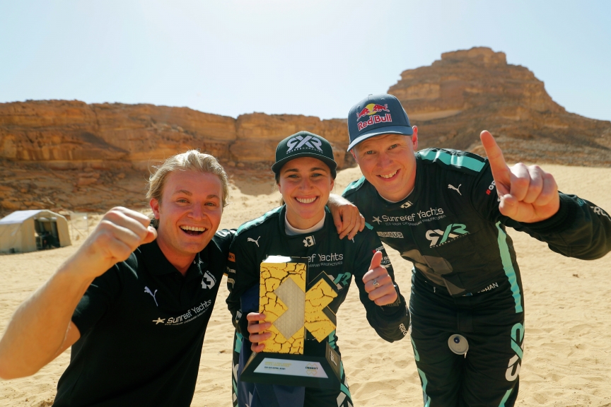 ALULA, SAUDI ARABIA - APRIL 04: Nico Rosberg, founder and CEO, Rosberg X Racing Molly Taylor (AUS)/Johan Kristoffersson (SWE), Rosberg X Racing celebrate with trophy during the Desert X-Prix at AlUla on April 04, 2021 in AlUla, Saudi Arabia. (Photo by Sam Bloxham / LAT Images)