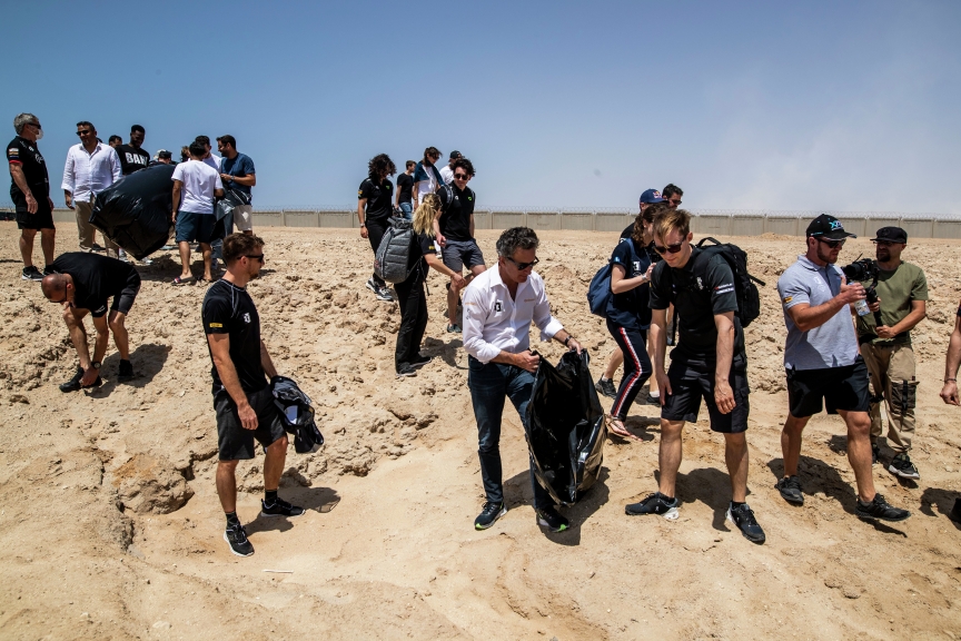 MARCH 31: Alejandro Agag, CEO, Extreme E, helps to clean the beach with Mattias Ekstrom (SWE), ABT CUPRA XE during the Saudi Arabia on March 31, 2021. (Photo by Sam Bloxham / LAT Images)