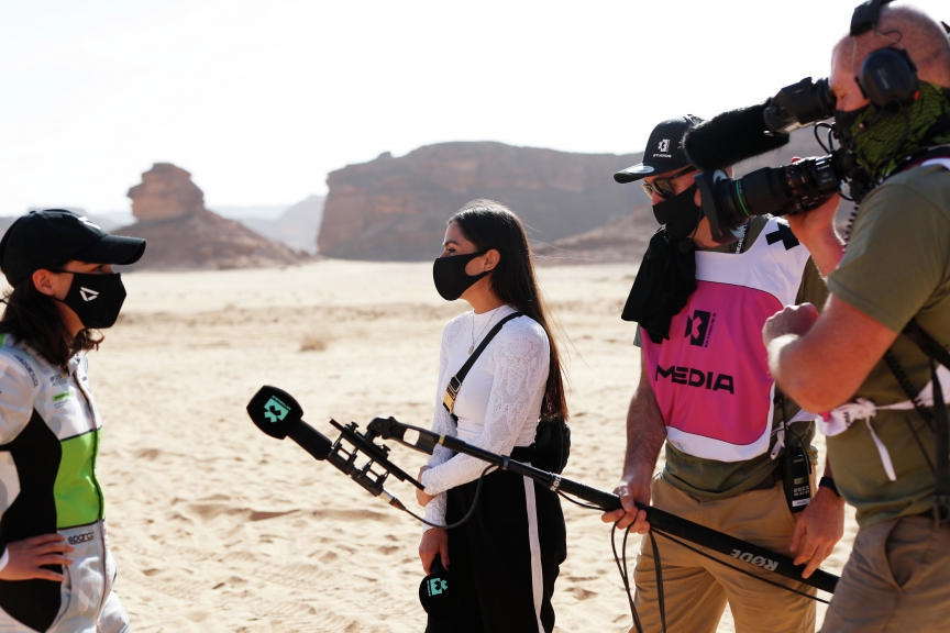 ALULA, SAUDI ARABIA - APRIL 03: Jamie Chadwick (GBR), Veloce Racing, talks to the TV crew during the Desert X-Prix at AlUla on April 03, 2021 in AlUla, Saudi Arabia. (Photo by Sam Bloxham / LAT Images)
