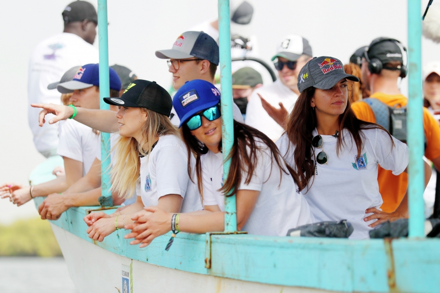 LAC ROSE, SENEGAL - MAY 26: Kevin Hansen (SWE), JBXE Extreme-E Team, Mikaela Ahlin-Kottulinsky (SWE), JBXE Extreme-E Team, Sara Price (USA), Segi TV Chip Ganassi Racing, and Cristina Gutierrez (ESP), X44, on the Oceanium Mangrove Legacy Project Visit boat trip during the Ocean X-Prix at Lac Rose on May 26, 2021 in Lac Rose, Senegal. (Photo by Sam Bloxham / LAT Images)