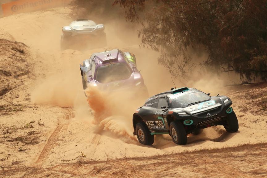 LAC ROSE, SENEGAL - MAY 30: Molly Taylor (AUS)/Johan Kristoffersson (SWE), Rosberg X Racing Cristina Gutierrez (ESP)/Sebastien Loeb (FRA), X44 and Jutta Kleinschmidt (GER)/Mattias Ekstrom (SWE), ABT CUPRA XE during the Ocean X-Prix at Lac Rose on May 30, 2021 in Lac Rose, Senegal. (Photo by Colin McMaster / LAT Images)