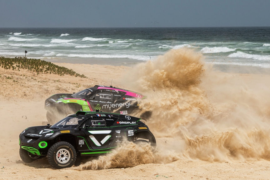 LAC ROSE, SENEGAL - MAY 30: Jamie Chadwick (GBR)/Stephane Sarrazin (FRA), Veloce Racing, battles with Christine 'GZ' Giampaoli Zonca (ESP)/Oliver Bennett (GBR), Hispano Suiza Xite Energy Team during the Ocean X-Prix at Lac Rose on May 30, 2021 in Lac Rose, Senegal. (Photo by Charly Lopez / LAT Images)