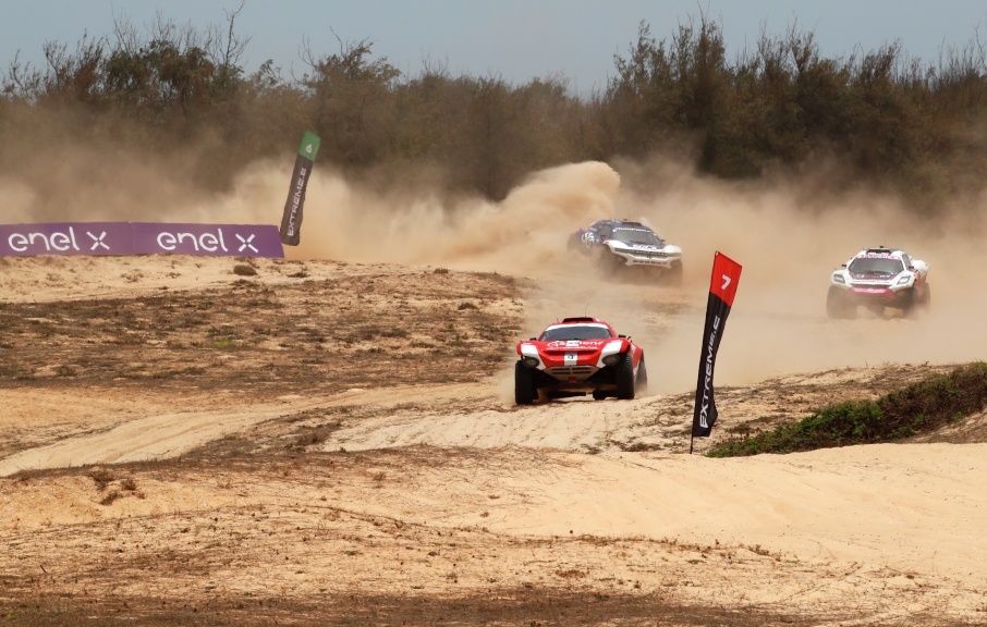 LAC ROSE, SENEGAL - MAY 30: Laia Sanz/Carlos Sainz (ESP), Acciona | Sainz XE Team leads Catie Munnings (GBR)/Timmy Hansen (SWE), Andretti United Extreme E and Sara Price (USA)/Kyle Leduc (USA), Segi TV Chip Ganassi Racing during the Ocean X-Prix at Lac Rose on May 30, 2021 in Lac Rose, Senegal. (Photo by Colin McMaster / LAT Images)