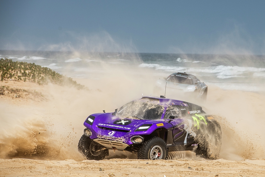 LAC ROSE, SENEGAL - MAY 30: Cristina Gutierrez (ESP)/Sebastien Loeb (FRA), X44 during the Ocean X-Prix at Lac Rose on May 30, 2021 in Lac Rose, Senegal. (Photo by Charly Lopez / LAT Images)