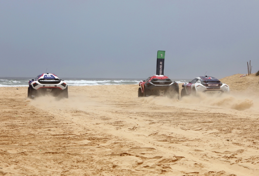 LAC ROSE, SENEGAL - MAY 30: Sara Price (USA)/Kyle Leduc (USA), Segi TV Chip Ganassi Racing Laia Sanz/Carlos Sainz (ESP), Acciona | Sainz XE Team Catie Munnings (GBR)/Timmy Hansen (SWE), Andretti United Extreme E during the Ocean X-Prix at Lac Rose on May 30, 2021 in Lac Rose, Senegal. (Photo by Andrew Ferraro / LAT Images)