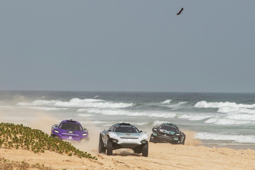 LAC ROSE, SENEGAL - MAY 30: Jutta Kleinschmidt (GER)/Mattias Ekstrom (SWE), ABT CUPRA XE followed by Cristina Gutierrez (ESP)/Sebastien Loeb (FRA), X44 and Molly Taylor (AUS)/Johan Kristoffersson (SWE), Rosberg X Racing during the Ocean X-Prix at Lac Rose on May 30, 2021 in Lac Rose, Senegal. (Photo by Charly Lopez / LAT Images)