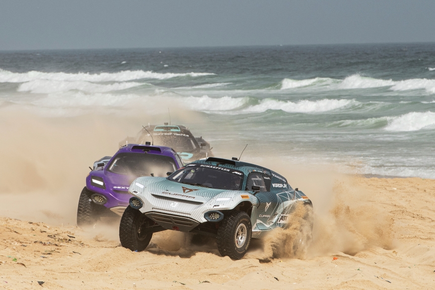 LAC ROSE, SENEGAL - MAY 30: Jutta Kleinschmidt (GER)/Mattias Ekstrom (SWE), ABT CUPRA XE followed by Cristina Gutierrez (ESP)/Sebastien Loeb (FRA), X44 during the Ocean X-Prix at Lac Rose on May 30, 2021 in Lac Rose, Senegal. (Photo by Charly Lopez / LAT Images)