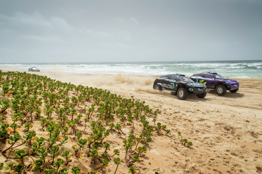 LAC ROSE, SENEGAL - MAY 30: Molly Taylor (AUS)/Johan Kristoffersson (SWE), Rosberg X Racing, and Cristina Gutierrez (ESP)/Sebastien Loeb (FRA), X44, race and collide into the first corner of the final during the Ocean X-Prix at Lac Rose on May 30, 2021 in Lac Rose, Senegal. (Photo by Charly Lopez / LAT Images)