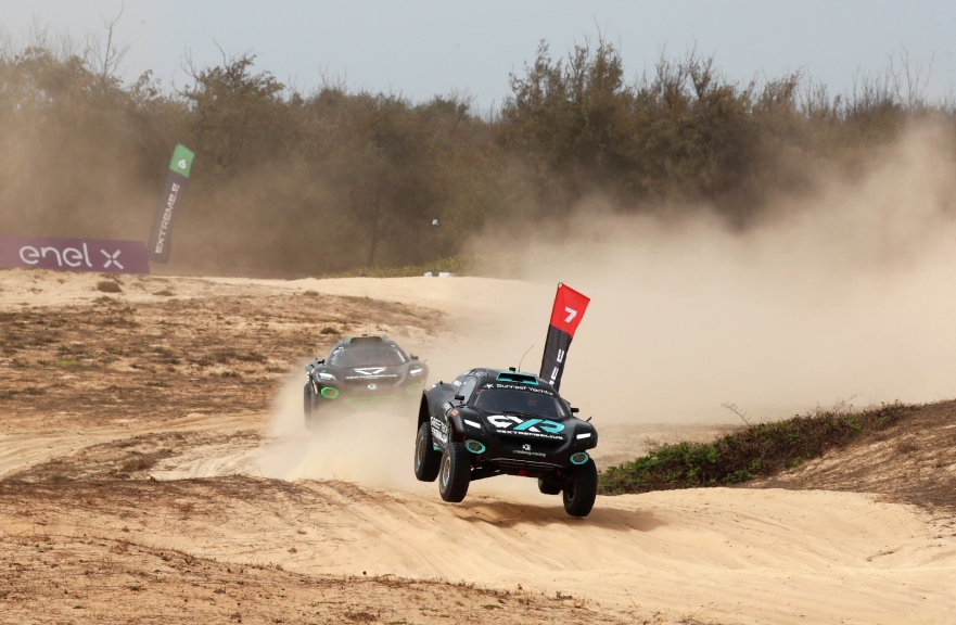 LAC ROSE, SENEGAL - MAY 30: Molly Taylor (AUS)/Johan Kristoffersson (SWE), Rosberg X Racing ahead of Jamie Chadwick (GBR)/Stephane Sarrazin (FRA), Veloce Racing in final during the Ocean X-Prix at Lac Rose on May 30, 2021 in Lac Rose, Senegal. (Photo by Colin McMaster / LAT Images)