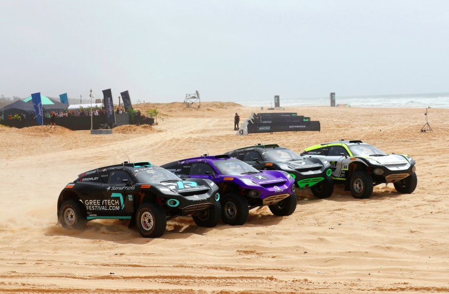 LAC ROSE, SENEGAL - MAY 30: start of final, Molly Taylor (AUS)/Johan Kristoffersson (SWE), Rosberg X Racing, Cristina Gutierrez (ESP)/Sebastien Loeb (FRA), X44, Jamie Chadwick (GBR)/Stephane Sarrazin (FRA), Veloce Racing, Mikaela Ahlin-Kottulinsky (SWE)/Kevin Hansen (SWE), JBXE Extreme-E Team during the Ocean X-Prix at Lac Rose on May 30, 2021 in Lac Rose, Senegal. (Photo by Sam Bloxham / LAT Images)