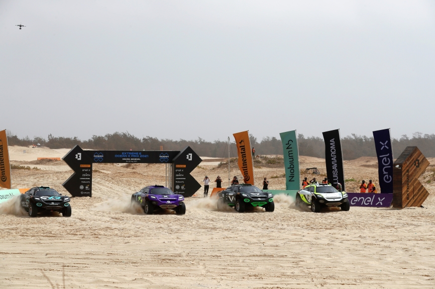 LAC ROSE, SENEGAL - MAY 30: start of final Extreme E Senegal during the Ocean X-Prix at Lac Rose on May 30, 2021 in Lac Rose, Senegal. (Photo by Sam Bloxham / LAT Images)