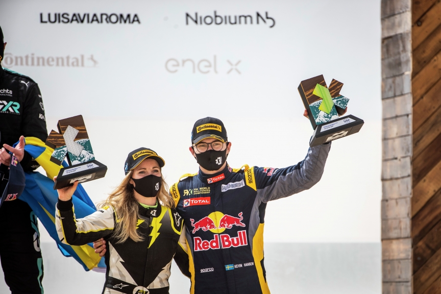 LAC ROSE, SENEGAL - MAY 30: Mikaela Ahlin-Kottulinsky (SWE)/Kevin Hansen (SWE), JBXE Extreme-E Team with , 3rd position, trophy during the Ocean X-Prix at Lac Rose on May 30, 2021 in Lac Rose, Senegal. (Photo by Sam Bloxham / LAT Images)