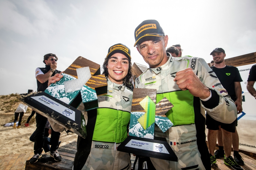 LAC ROSE, SENEGAL - MAY 30: Jamie Chadwick (GBR)/Stephane Sarrazin (FRA), Veloce Racing with trophy during the Ocean X-Prix at Lac Rose on May 30, 2021 in Lac Rose, Senegal. (Photo by Sam Bloxham / LAT Images)