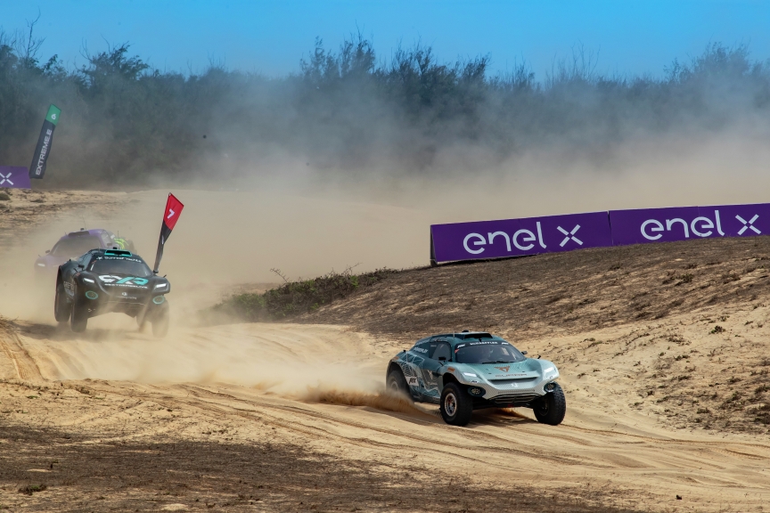 LAC ROSE, SENEGAL - MAY 30: Jutta Kleinschmidt (GER)/Mattias Ekstrom (SWE), ABT CUPRA XE, leads Molly Taylor (AUS)/Johan Kristoffersson (SWE), Rosberg X Racing during the Ocean X-Prix at Lac Rose on May 30, 2021 in Lac Rose, Senegal. (Photo by Colin McMaster / LAT Images)