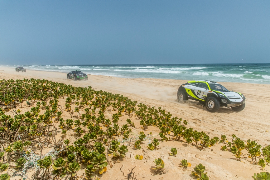 LAC ROSE, SENEGAL - MAY 30: Mikaela Ahlin-Kottulinsky (SWE)/Kevin Hansen (SWE), JBXE Extreme-E Team, Jamie Chadwick (GBR)/Stephane Sarrazin (FRA), Veloce Racing during the Ocean X-Prix at Lac Rose on May 30, 2021 in Lac Rose, Senegal. (Photo by Charly Lopez / LAT Images)