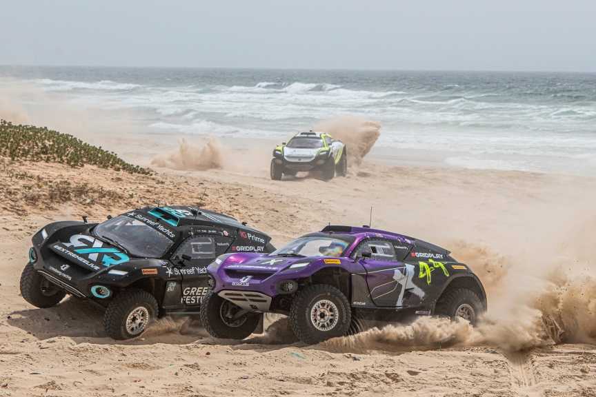 LAC ROSE, SENEGAL - MAY 30: Molly Taylor (AUS)/Johan Kristoffersson (SWE), Rosberg X Racing, and Cristina Gutierrez (ESP)/Sebastien Loeb (FRA), X44, race and collide into the first corner of the final during the Ocean X-Prix at Lac Rose on May 30, 2021 in Lac Rose, Senegal. (Photo by Charly Lopez / LAT Images)