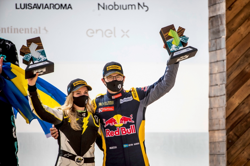 LAC ROSE, SENEGAL - MAY 30: Mikaela Ahlin-Kottulinsky (SWE)/Kevin Hansen (SWE), JBXE Extreme-E Team with , 3rd position, trophy during the Ocean X-Prix at Lac Rose on May 30, 2021 in Lac Rose, Senegal. (Photo by Sam Bloxham / LAT Images)