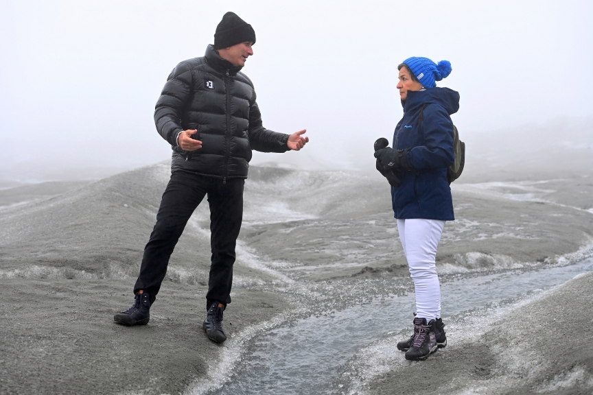 KANGERLUSSUAQ, GREENLAND - AUGUST 27: Alejandro Agag, CEO, Extreme E, with Christiana Figueres, Executive Secretary of the UN Framework on Climate Change during the Arctic X-Prix at Kangerlussuaq on August 27, 2021 in Kangerlussuaq, Greenland. (Photo by Sam Bagnall / LAT Images)