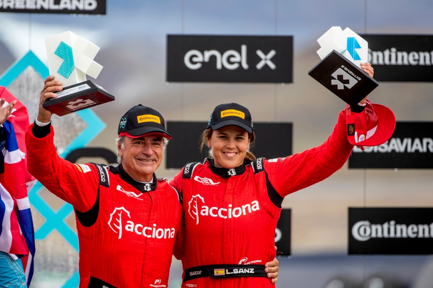 KANGERLUSSUAQ, GREENLAND - AUGUST 29: 3rd position, Laia Sanz/Carlos Sainz (ESP), Acciona | Sainz XE Team with trophy during the Arctic X-Prix at Kangerlussuaq on August 29, 2021 in Kangerlussuaq, Greenland. (Photo by Sam Bloxham / LAT Images)