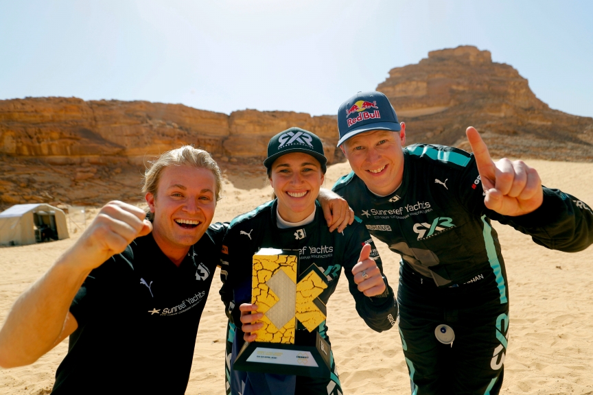 ALULA, SAUDI ARABIA - APRIL 04: Nico Rosberg, founder and CEO, Rosberg X Racing Molly Taylor (AUS)/Johan Kristoffersson (SWE), Rosberg X Racing celebrate with trophy during the Desert X-Prix at AlUla on April 04, 2021 in AlUla, Saudi Arabia. (Photo by Sam Bloxham / LAT Images)