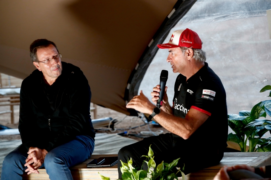 CAPO TEULADA, SARDINIA, ITALY - OCTOBER 22: Professor Carlos Duarte and Carlos Sainz (ESP), Acciona | Sainz XE Team at The Tipping Point talk during the Island X Prix on October 22, 2021 in Capo Teulada, Sardinia, Italy. (Photo by Colin McMaster / LAT Images)
