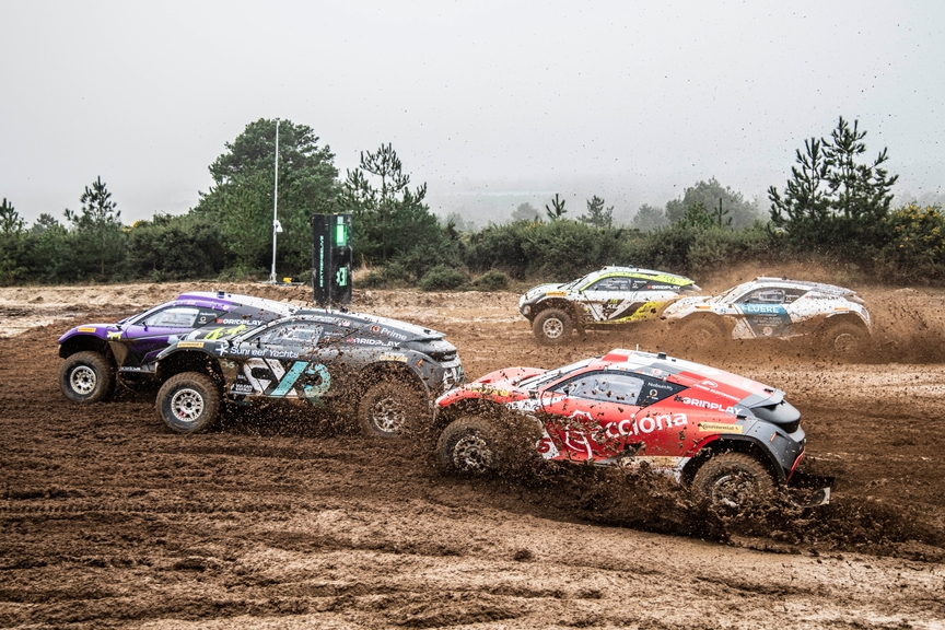 Cristina Gutierrez (ESP)/Sebastien Loeb (FRA), X44, leads at the start from Molly Taylor (AUS)/Johan Kristoffersson (SWE), Rosberg X Racing, Mikaela Ahlin-Kottulinsky (SWE)/Kevin Hansen (SWE), JBXE Extreme-E Team, Catie Munnings (GBR)/Timmy Hansen (SWE), Andretti United Extreme E, and Laia Sanz/Carlos Sainz (ESP), Acciona | Sainz XE Team