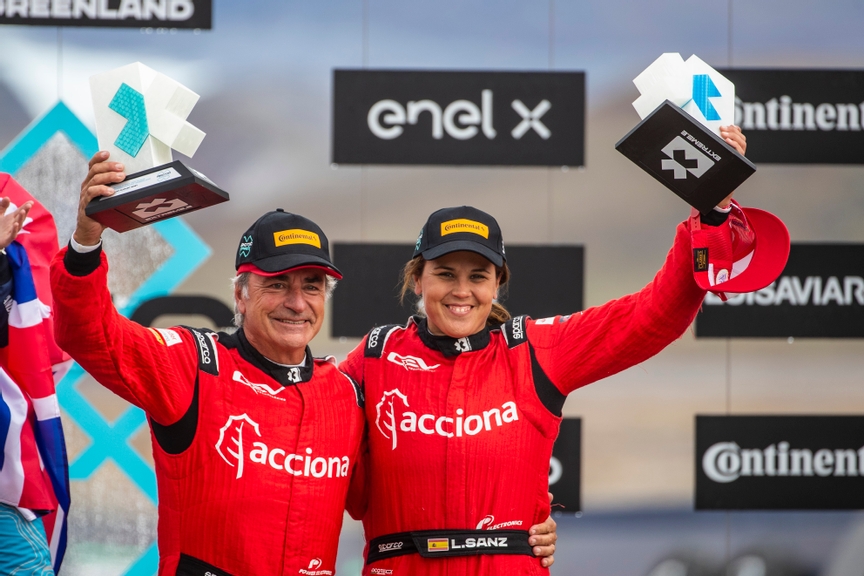 , 3rd position, Laia Sanz/Carlos Sainz (ESP), Acciona | Sainz XE Team with trophy