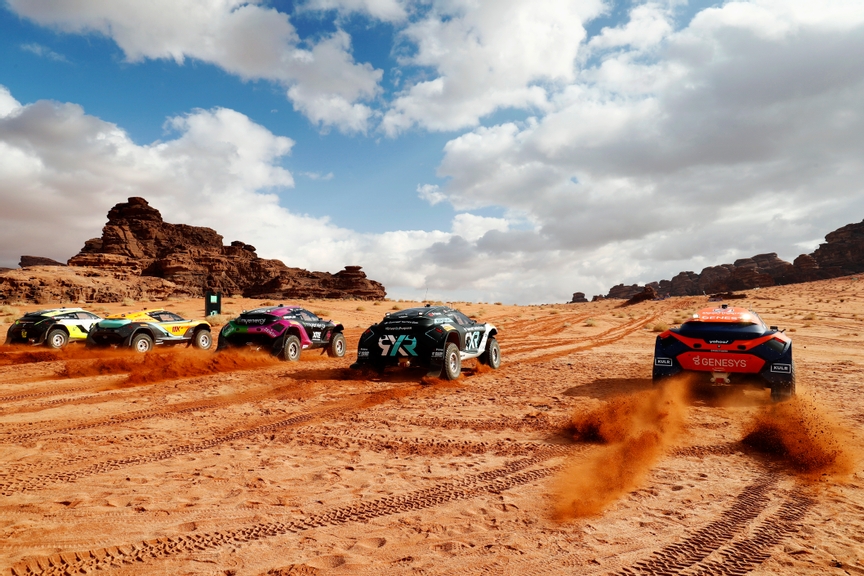 Molly Taylor (AUS) / Kevin Hansen (SWE), JBXE, Emma Gilmour (NZL) / Tanner Foust (USA), McLaren Extreme E, Tamara Molinaro (ITA) / Oliver Bennett (GBR), Xite Energy Racing, Mikaela Ahlin-Kottulinsky (SWE) / Johan Kristoffersson (SWE), Rosberg X Racing, and Catie Munnings (GBR) / Timmy Hansen (SWE), Genesys Andretti United Extreme E, race away at the start