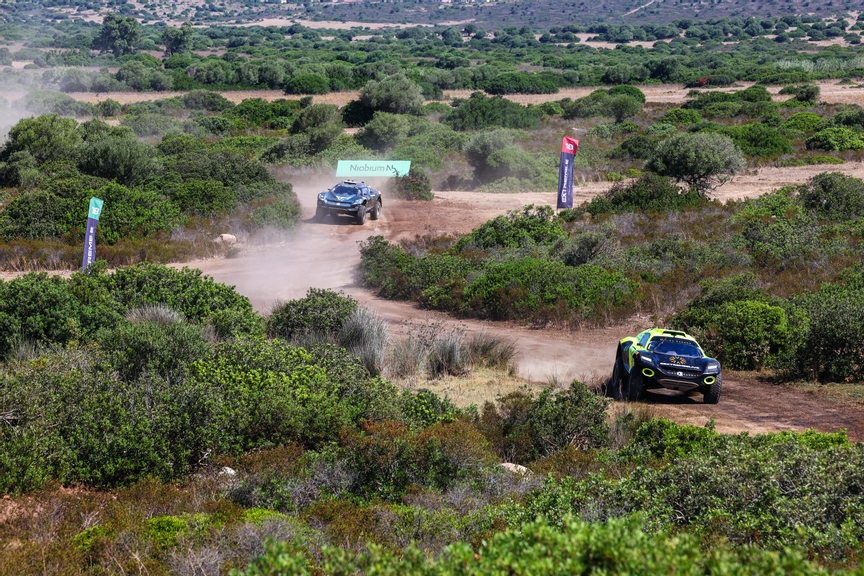 CAPO TEULADA, SARDINIA, ITALY - JULY 10: Cristina Gutierrez (ESP) / Sebastien Loeb (FRA), Team X44 leads Jutta Kleinschmidt (GER) / Nasser Al-Attiyah (QAT), Abt Cupra XE during the Sardinia II on July 10, 2022 in Capo Teulada, Sardinia, Italy. (Photo by Colin McMaster / LAT Images)