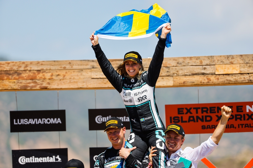 CAPO TEULADA, SARDINIA, ITALY - JULY 10: Mikaela Ahlin-Kottulinsky (SWE), Rosberg X Racing, Johan Kristoffersson (SWE), Rosberg X Racing, and Nico Rosberg celebrate during the Sardinia II on July 10, 2022 in Capo Teulada, Sardinia, Italy. (Photo by Andrew Ferraro / LAT Images)