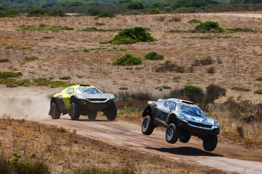 CAPO TEULADA, SARDINIA, ITALY - JULY 10: Jutta Kleinschmidt (GER) / Nasser Al-Attiyah (QAT), Abt Cupra XE, leads Cristina Gutierrez (ESP) / Sebastien Loeb (FRA), Team X44 during the Sardinia II on July 10, 2022 in Capo Teulada, Sardinia, Italy. (Photo by Andrew Ferraro / LAT Images)