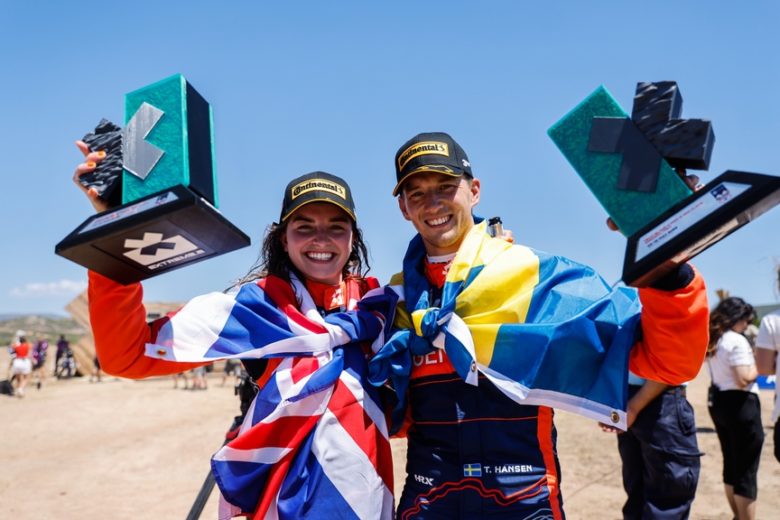 CAPO TEULADA, SARDINIA, ITALY - JULY 10: Catie Munnings (GBR), Genesys Andretti United Extreme E, and Timmy Hansen (SWE), Genesys Andretti United Extreme E, hold their trophies in celebration during the Sardinia II on July 10, 2022 in Capo Teulada, Sardinia, Italy. (Photo by Andrew Ferraro / LAT Images)
