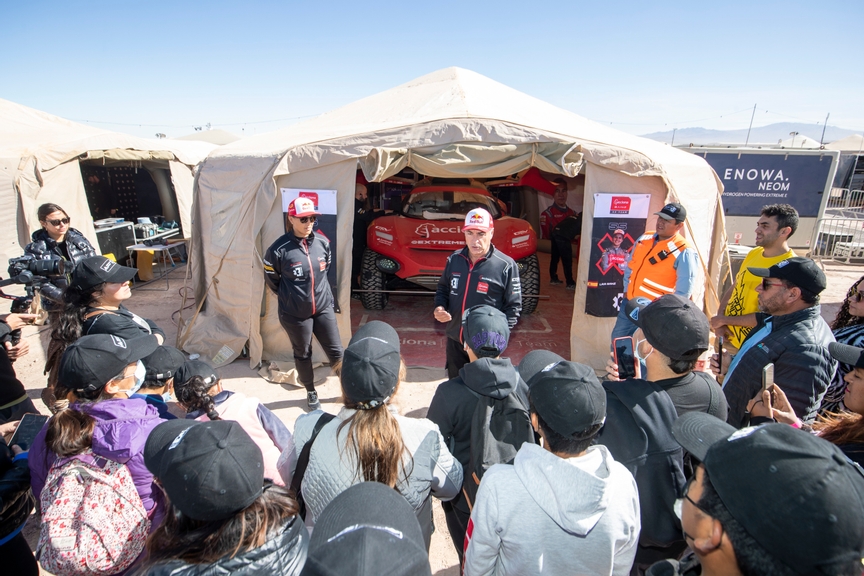 SEPTEMBER 22: students from local schools visit the garages and pit lane.
Laia Sanz (ESP) / Carlos Sainz (ESP), Acciona | Sainz XE Team during the Antofagasta on September 22, 2022. (Photo by Sam Bloxham / LAT Images)