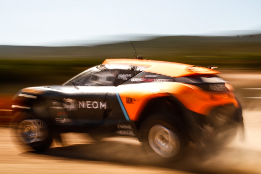 CAPO TEULADA, SARDINIA, ITALY - JULY 09: Emma Gilmour (NZL) / Tanner Foust (USA), NEOM McLaren Extreme E during the Sardinia II on July 09, 2022 in Capo Teulada, Sardinia, Italy. (Photo by Sam Bloxham / LAT Images)