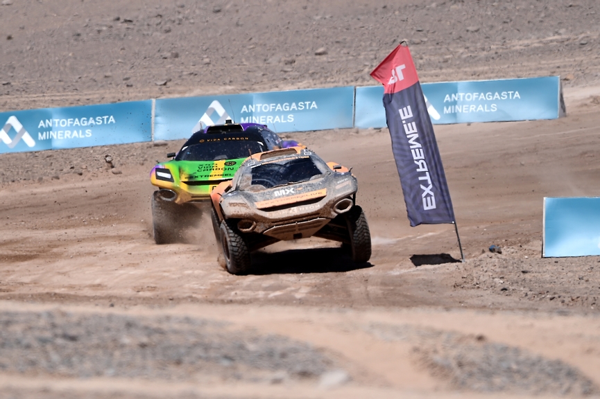 SEPTEMBER 25: Emma Gilmour (NZL) / Tanner Foust (USA), NEOM McLaren Extreme E, leads Cristina Gutierrez (ESP) / Sebastien Loeb (FRA), Team X44 during the Antofagasta on September 25, 2022. (Photo by Sam Bagnall / LAT Images)