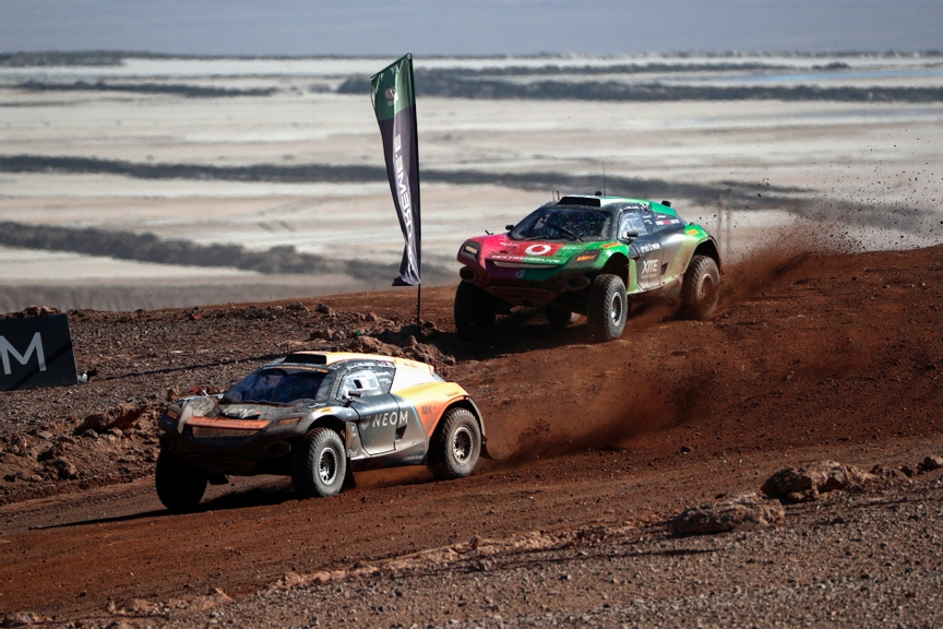 SEPTEMBER 25: Emma Gilmour (NZL) / Tanner Foust (USA), NEOM McLaren Extreme E, leads Tamara Molinaro (ITA) / Timo Scheider (DEU), Xite Energy Racing during the Antofagasta on September 25, 2022. (Photo by Sam Bloxham / LAT Images)
