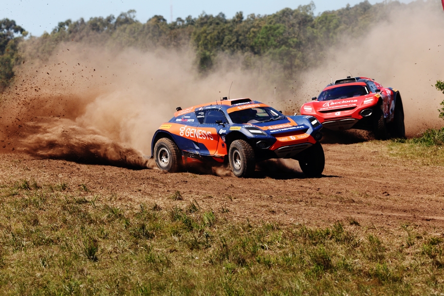 NOVEMBER 26: Catie Munnings (GBR) / Timmy Hansen (SWE), Genesys Andretti United Extreme E, leads Laia Sanz (ESP) / Carlos Sainz (ESP), Acciona | Sainz XE Team during the Punta del Este on November 26, 2022. (Photo by Colin McMaster / LAT Images)