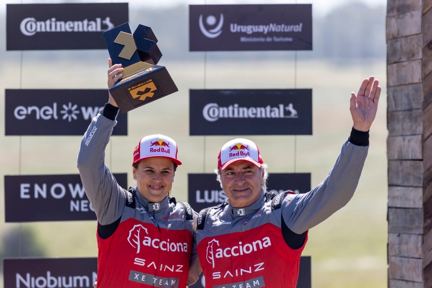 NOVEMBER 27: Laia Sanz (ESP), Acciona | Sainz XE Team, and Carlos Sainz (ESP), Acciona | Sainz XE Team, celebrate on the podium during the Punta del Este on November 27, 2022. (Photo by Colin McMaster)